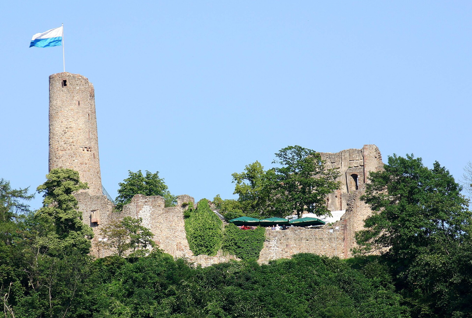 Burgruine Windeck mit Bergfried in Weinheim