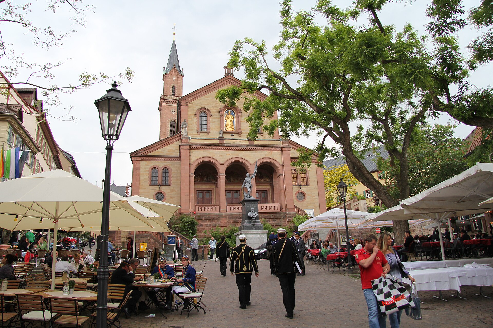 Corpsstudenten auf dem Weinheimer Marktplatz