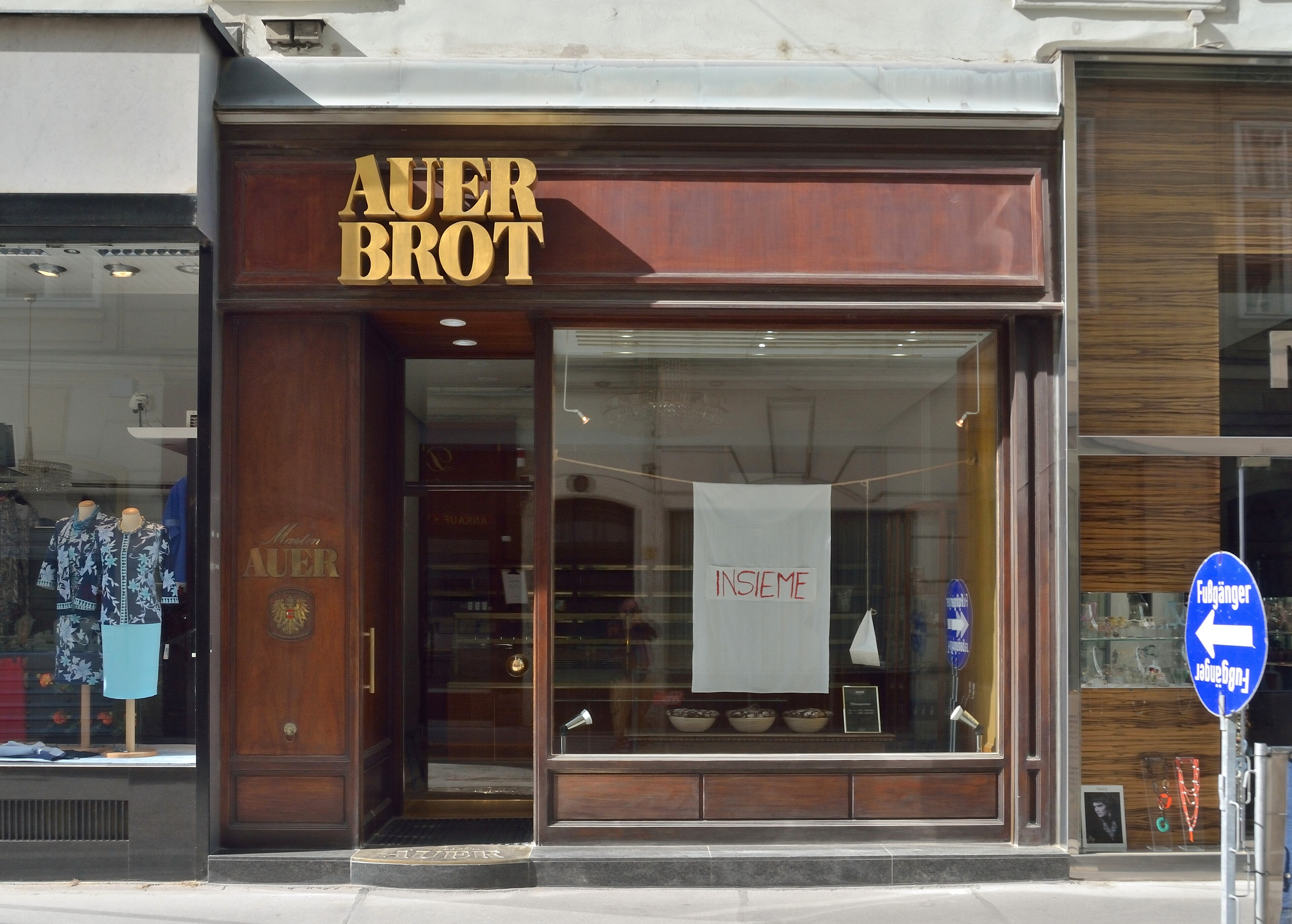 Bäckerei mit Brot und Gebäck