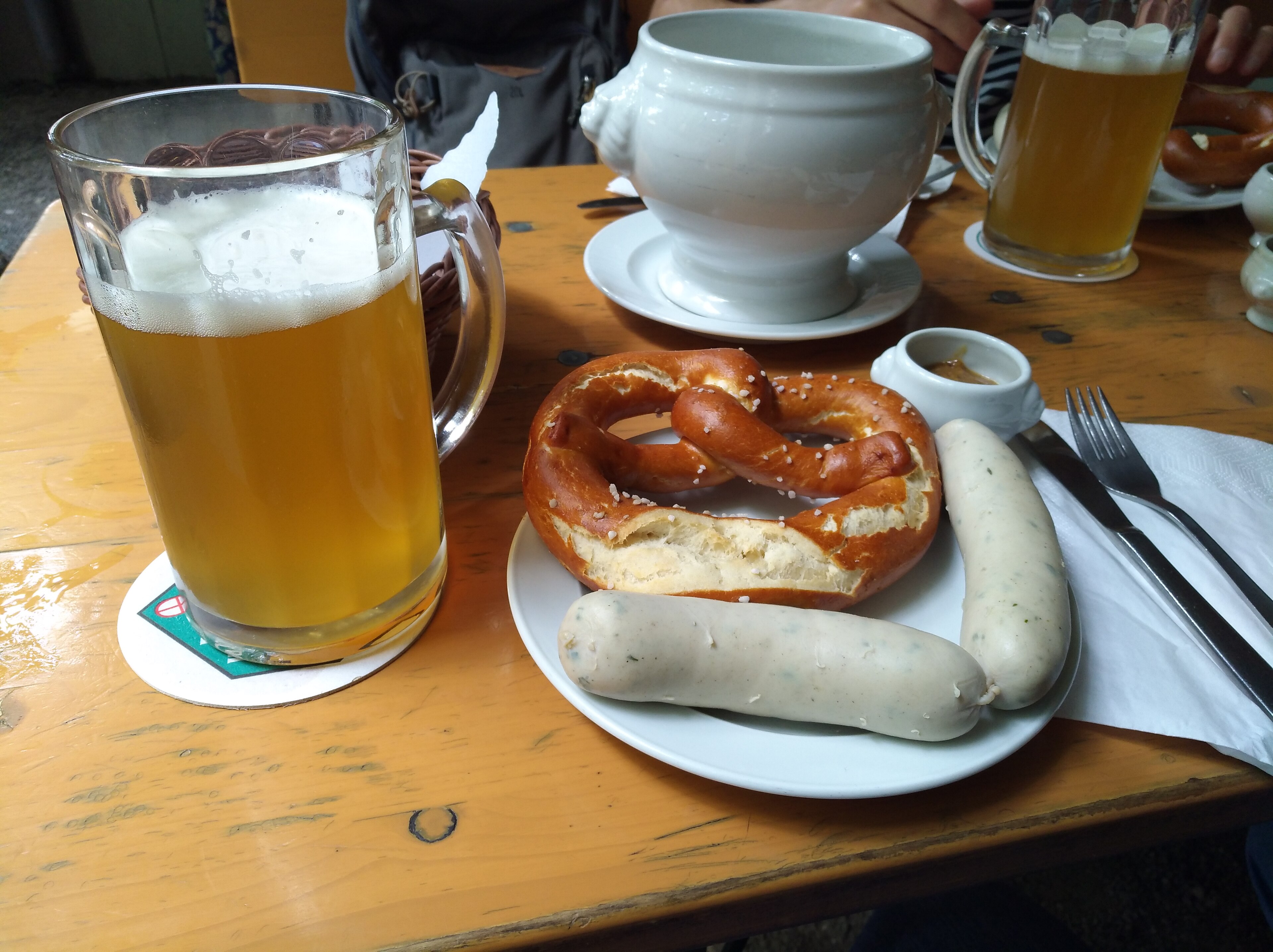 Bier, Weißwurst und Brezel im Biergarten