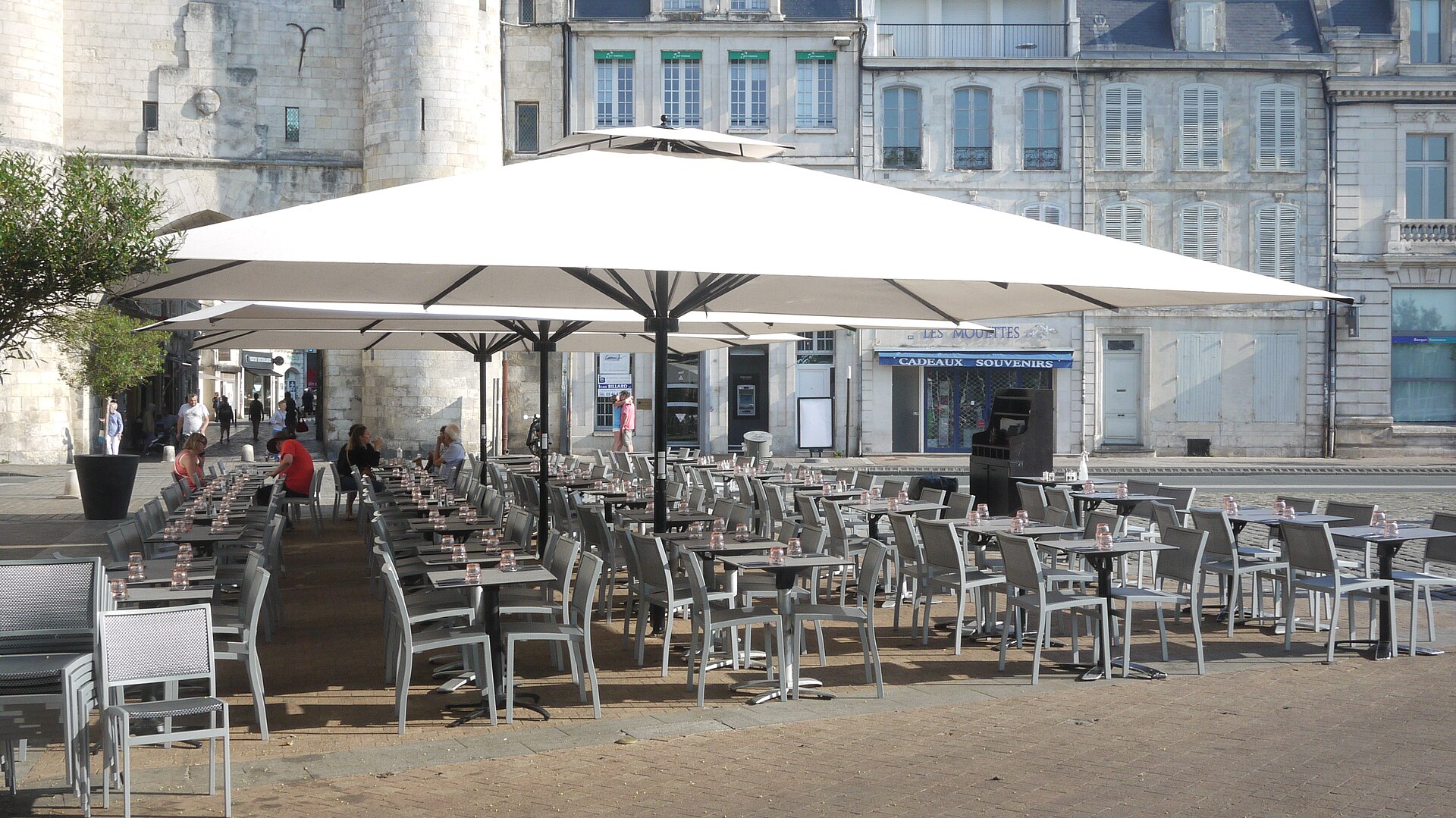 Terrasse einer französischen Brasserie
