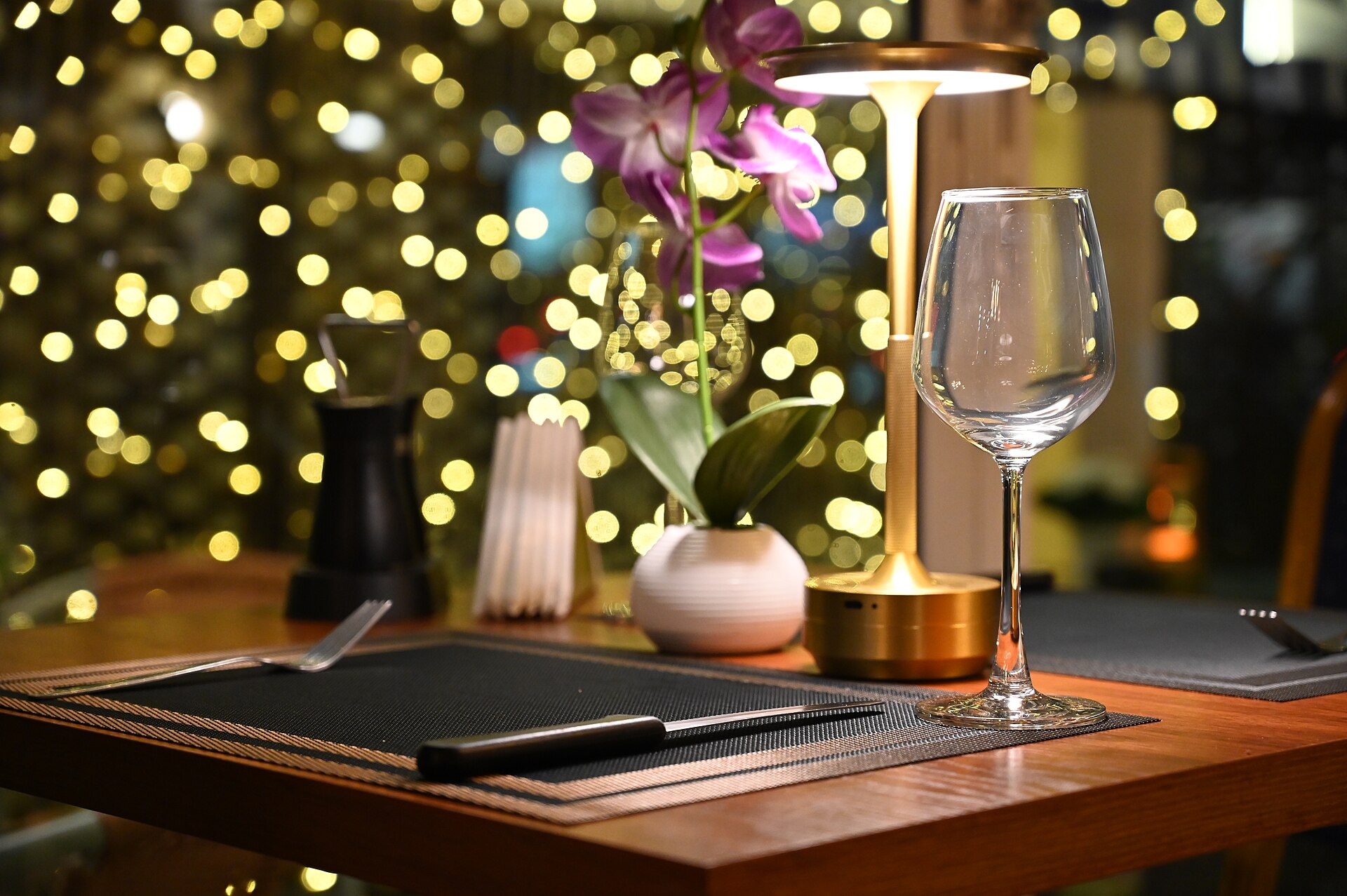 Stimmungsvoll gedeckter Tisch für zwei am Abend
