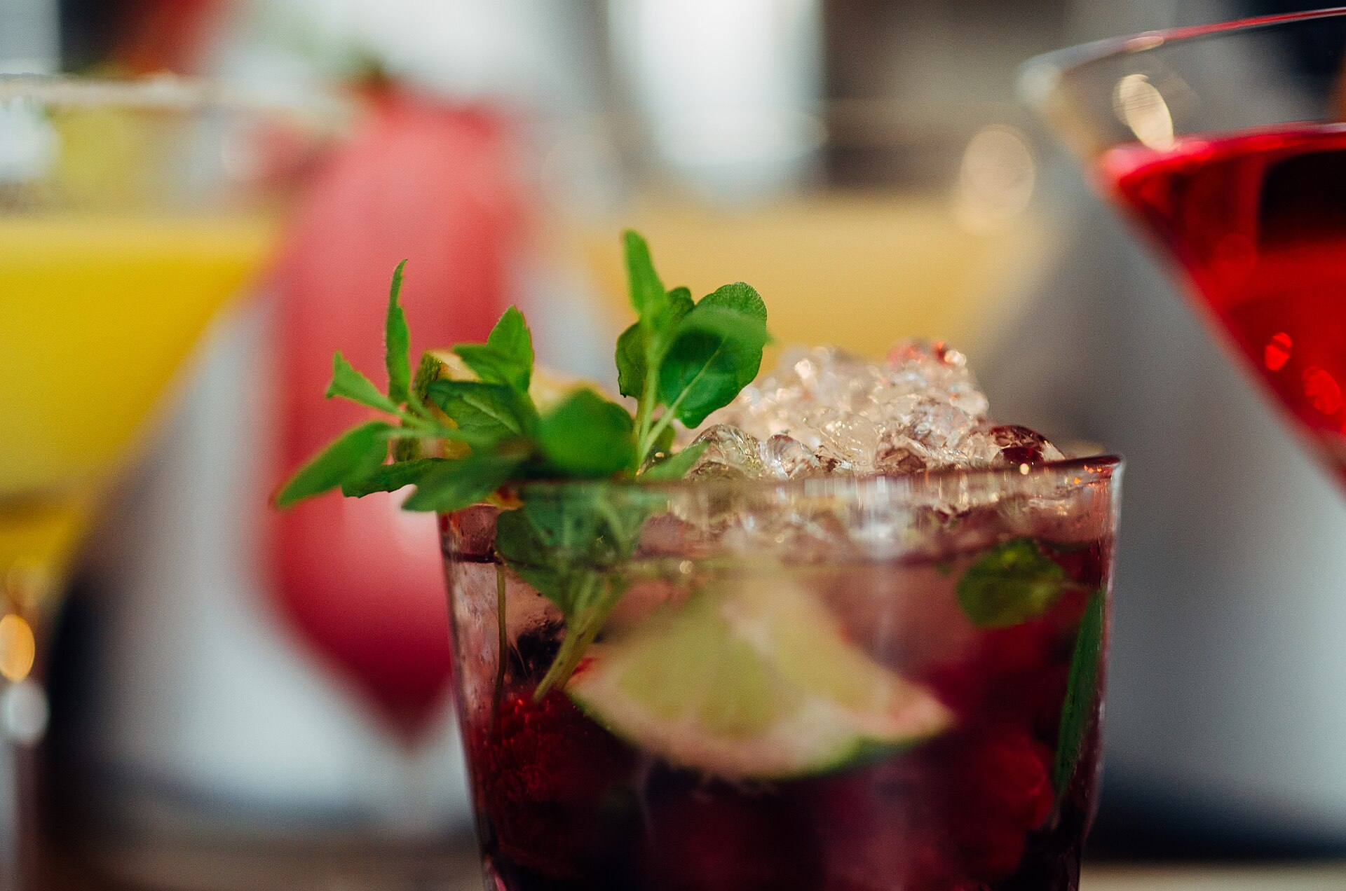 Bunte Cocktails auf dem Bartresen