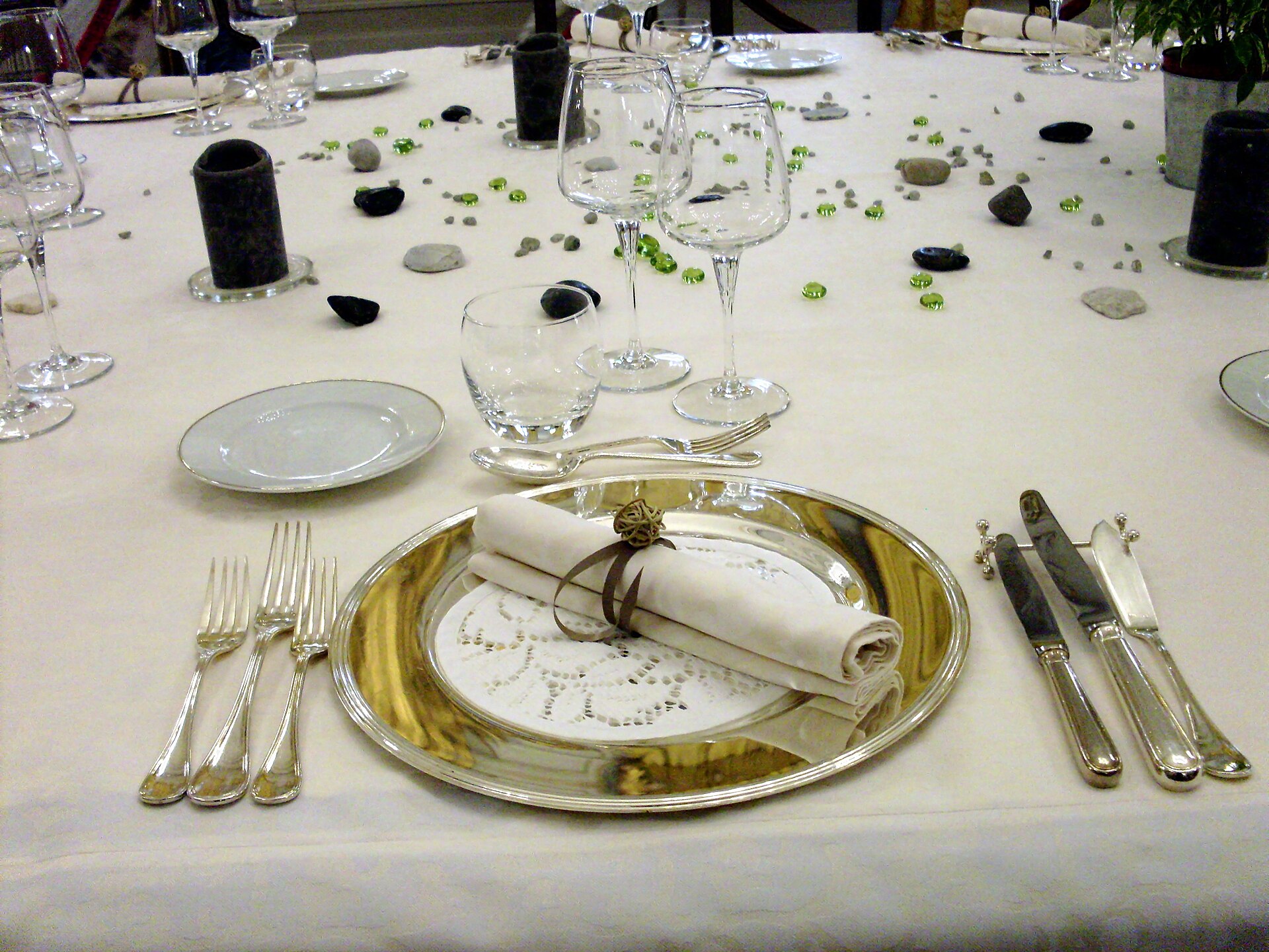 Festlich eingedeckte Tafel