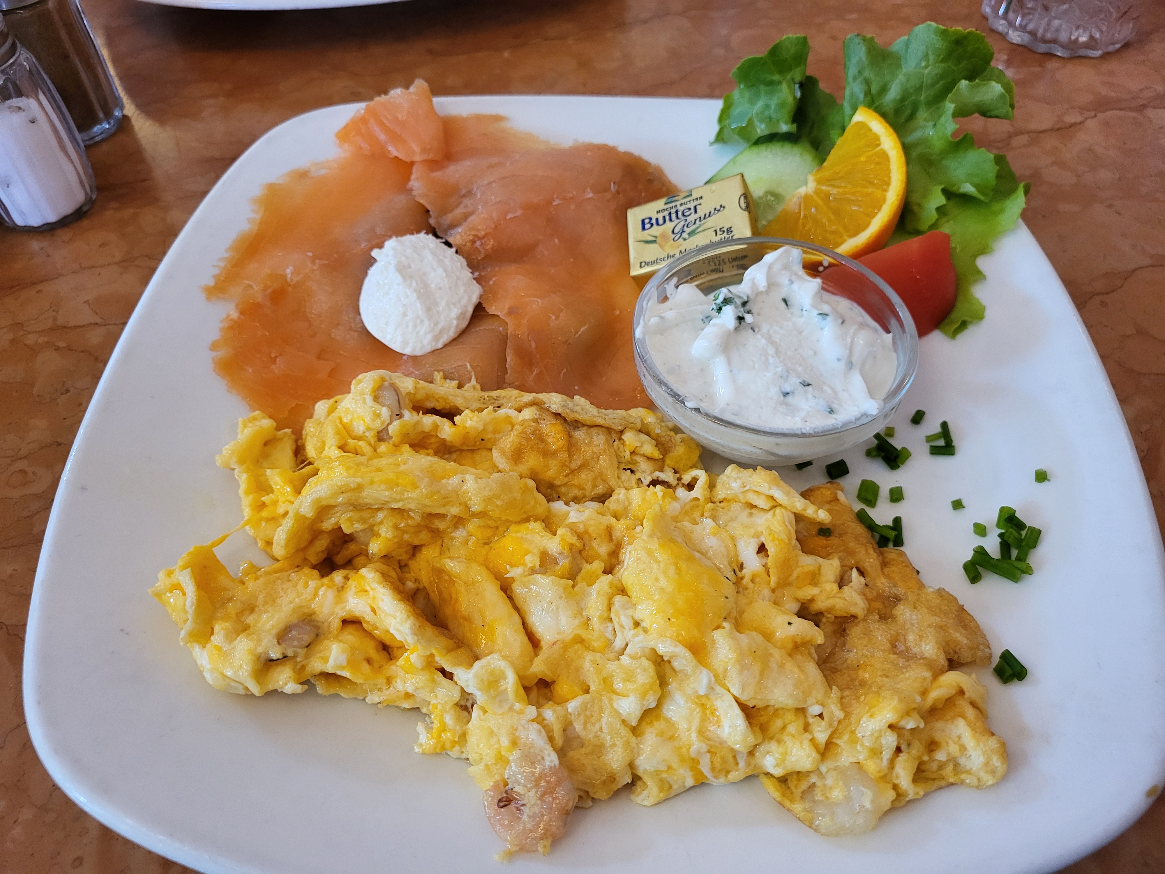 Frühstück mit Rührei und Lachs