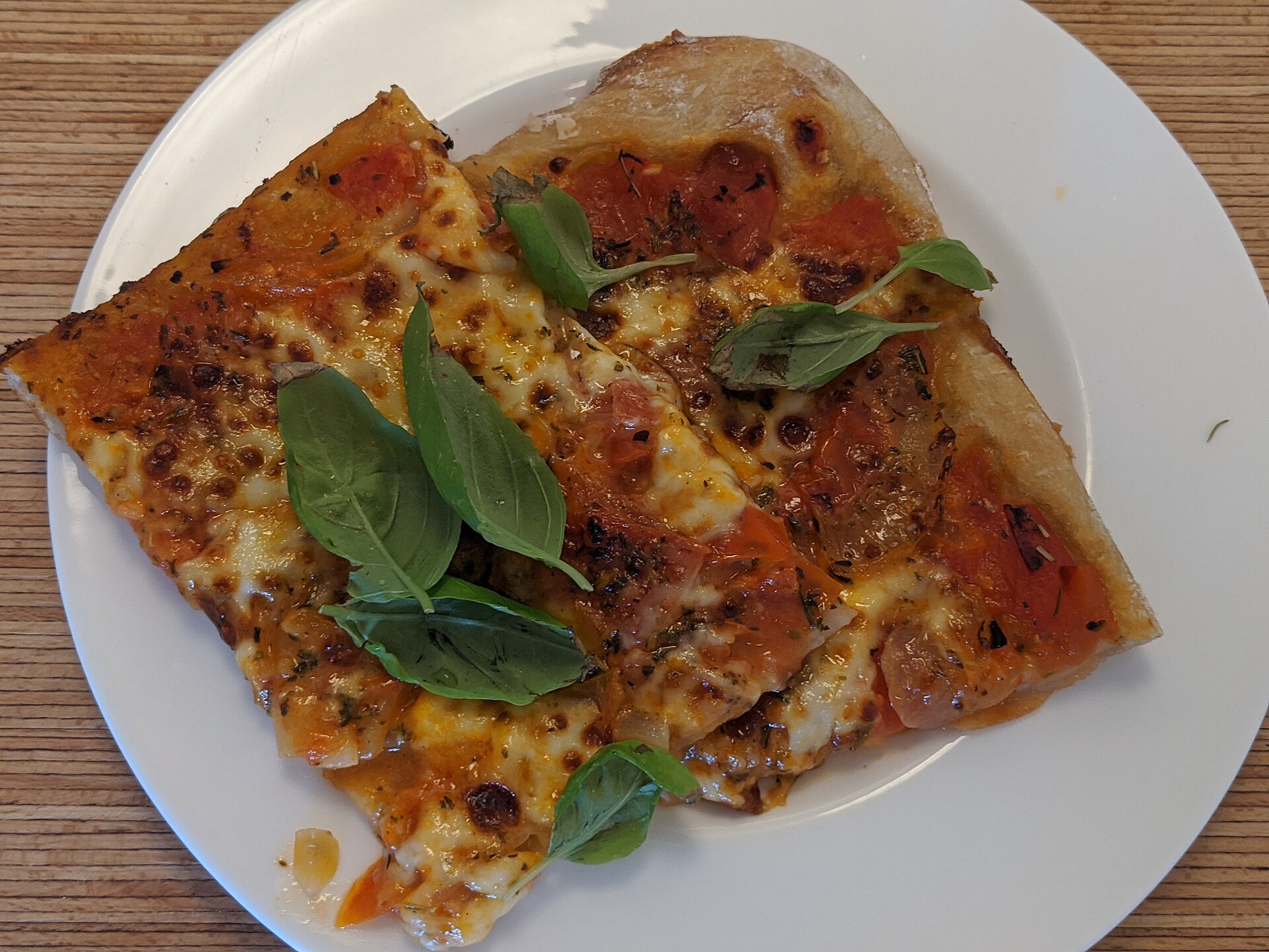 Pizza Margherita auf dem Teller