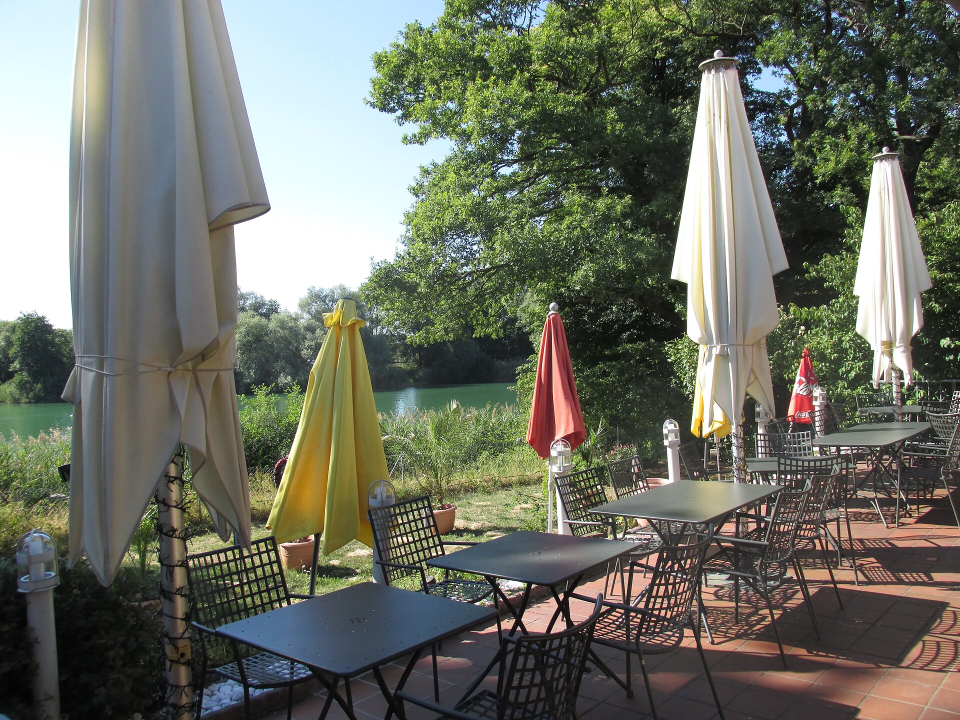 Restaurant-Seeterrasse am Wasser