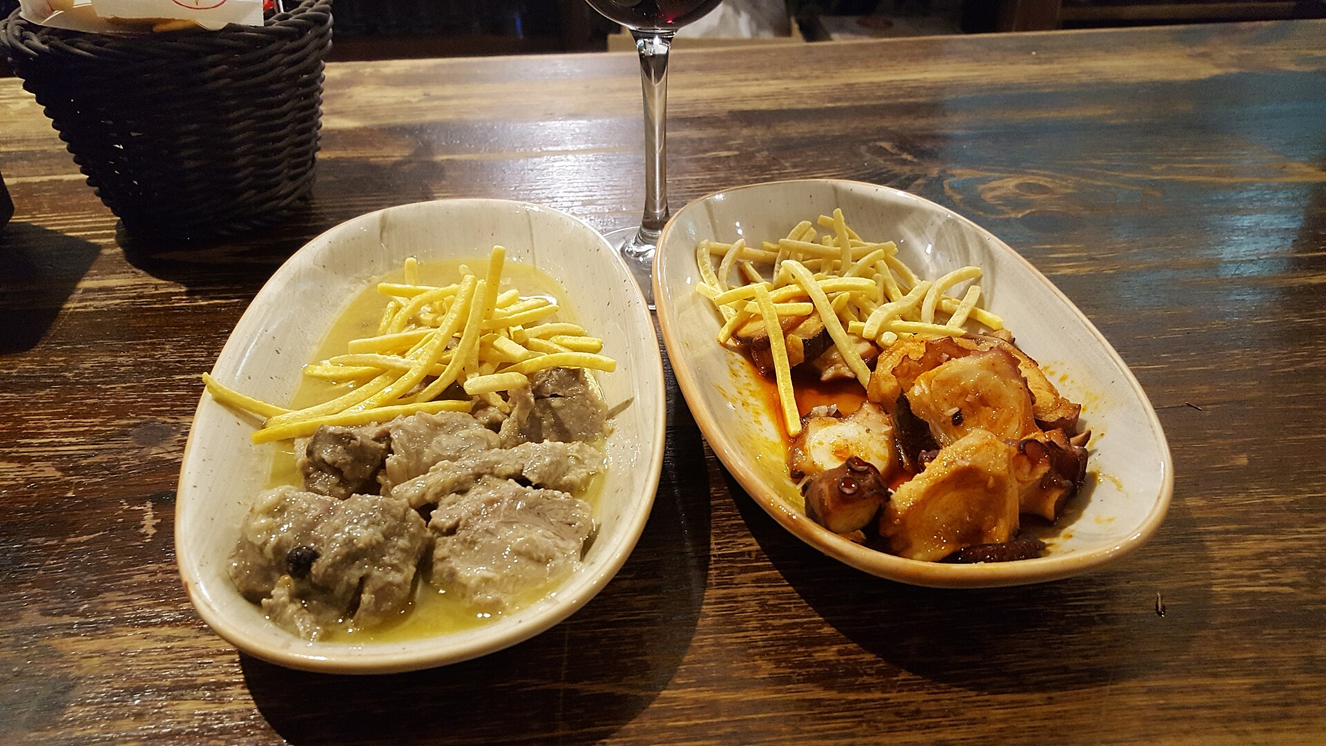 Tapas-Auswahl in einer spanischen Bar