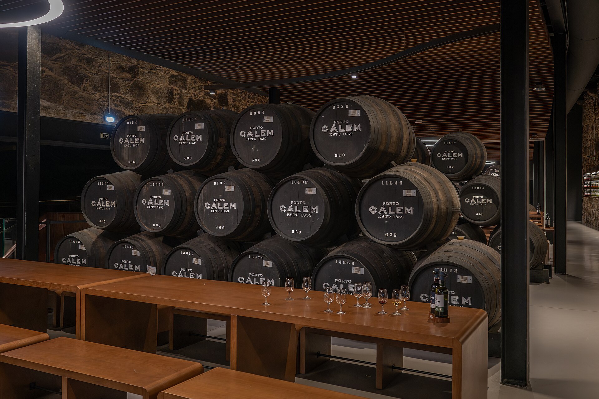 Weinprobe im Fasskeller