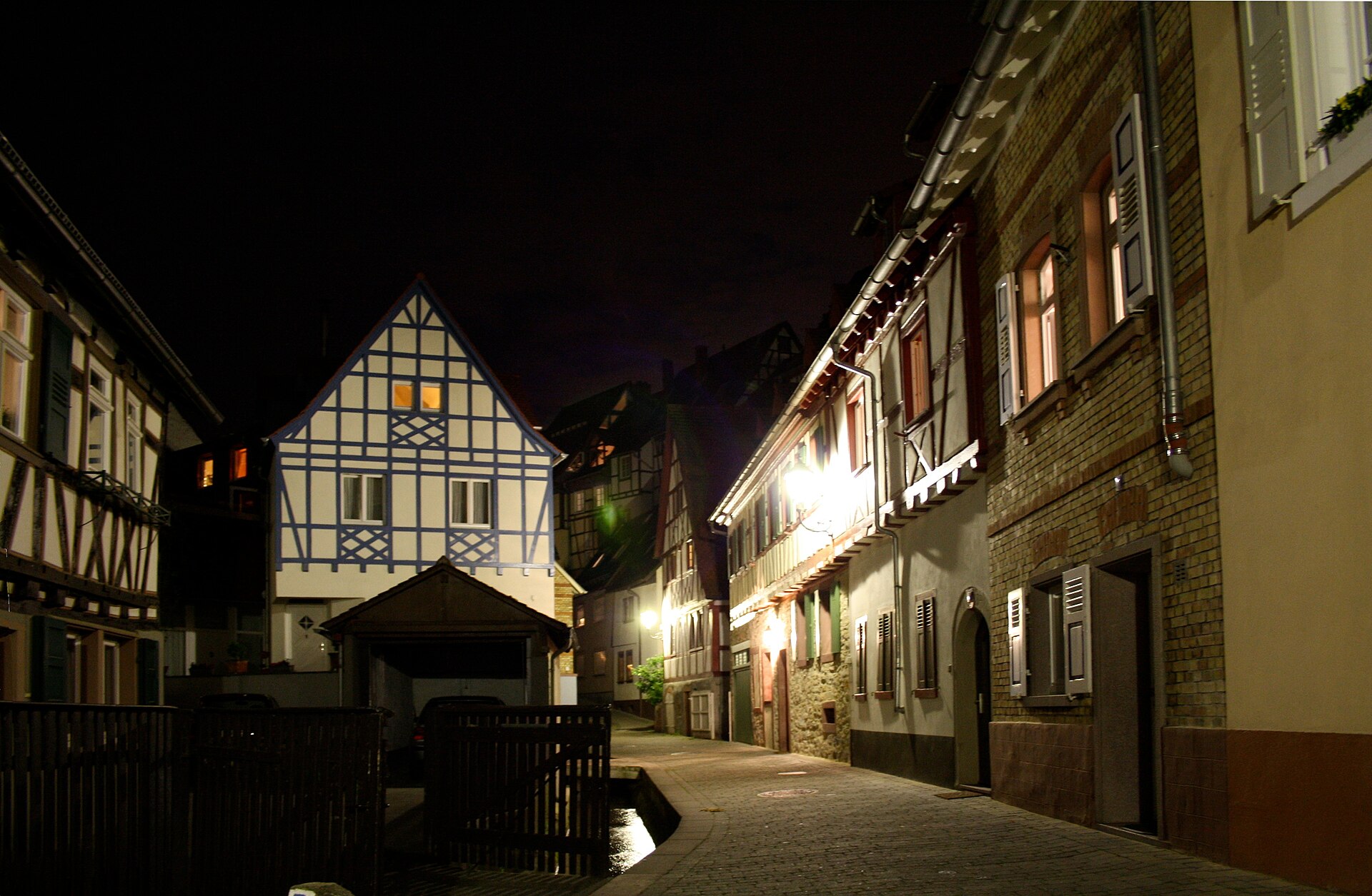 Gerberbach in der Weinheimer Altstadt bei Nacht