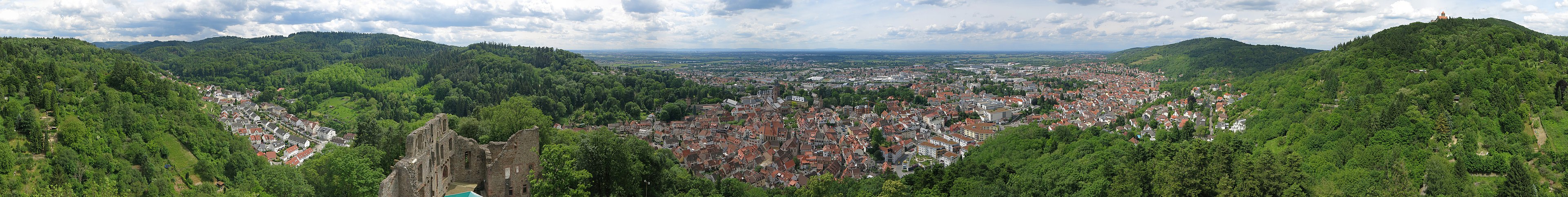 Panorama von Weinheim, aufgenommen von der Burg Windeck