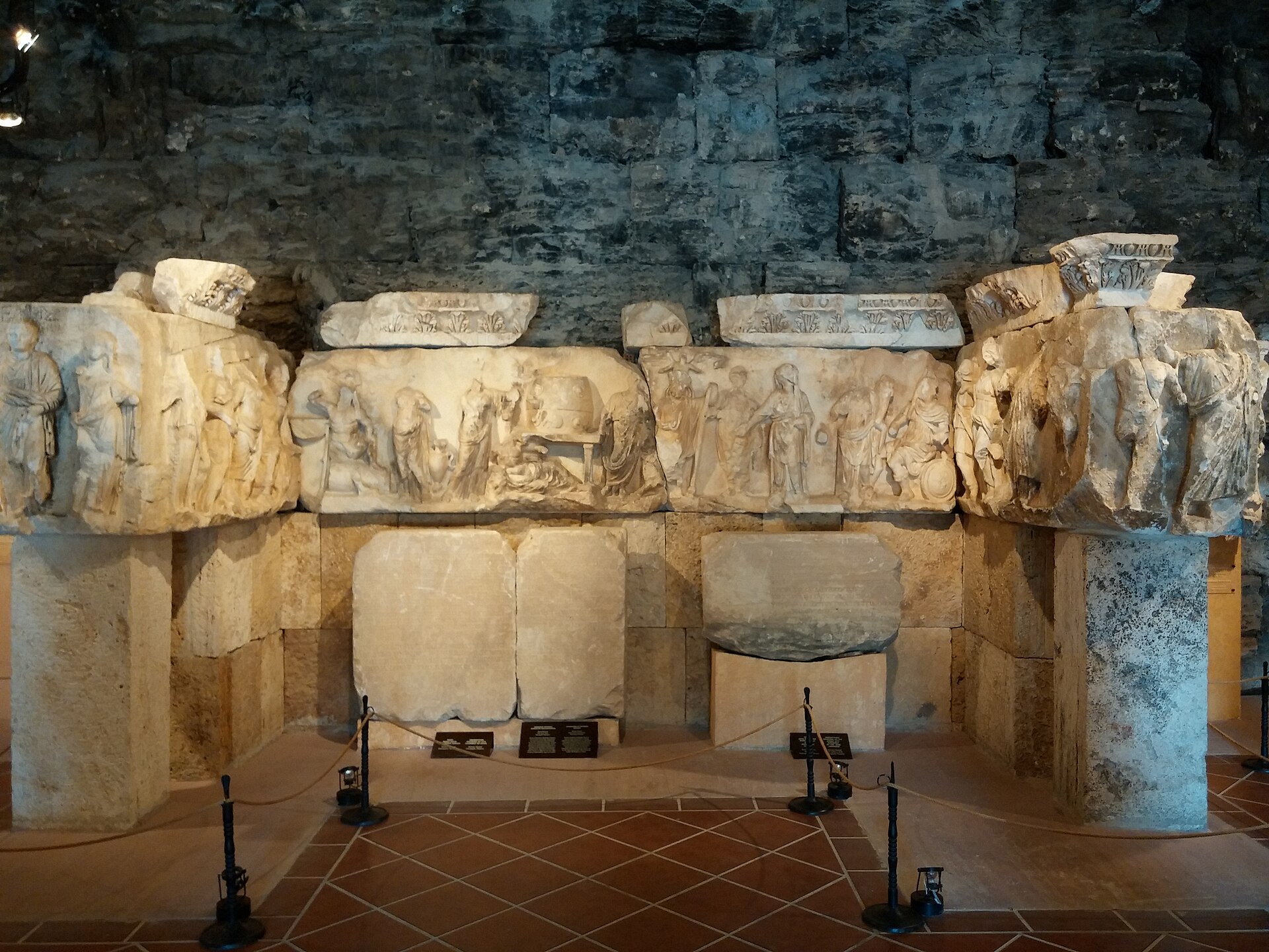 Museumssaal mit archäologischen Funden