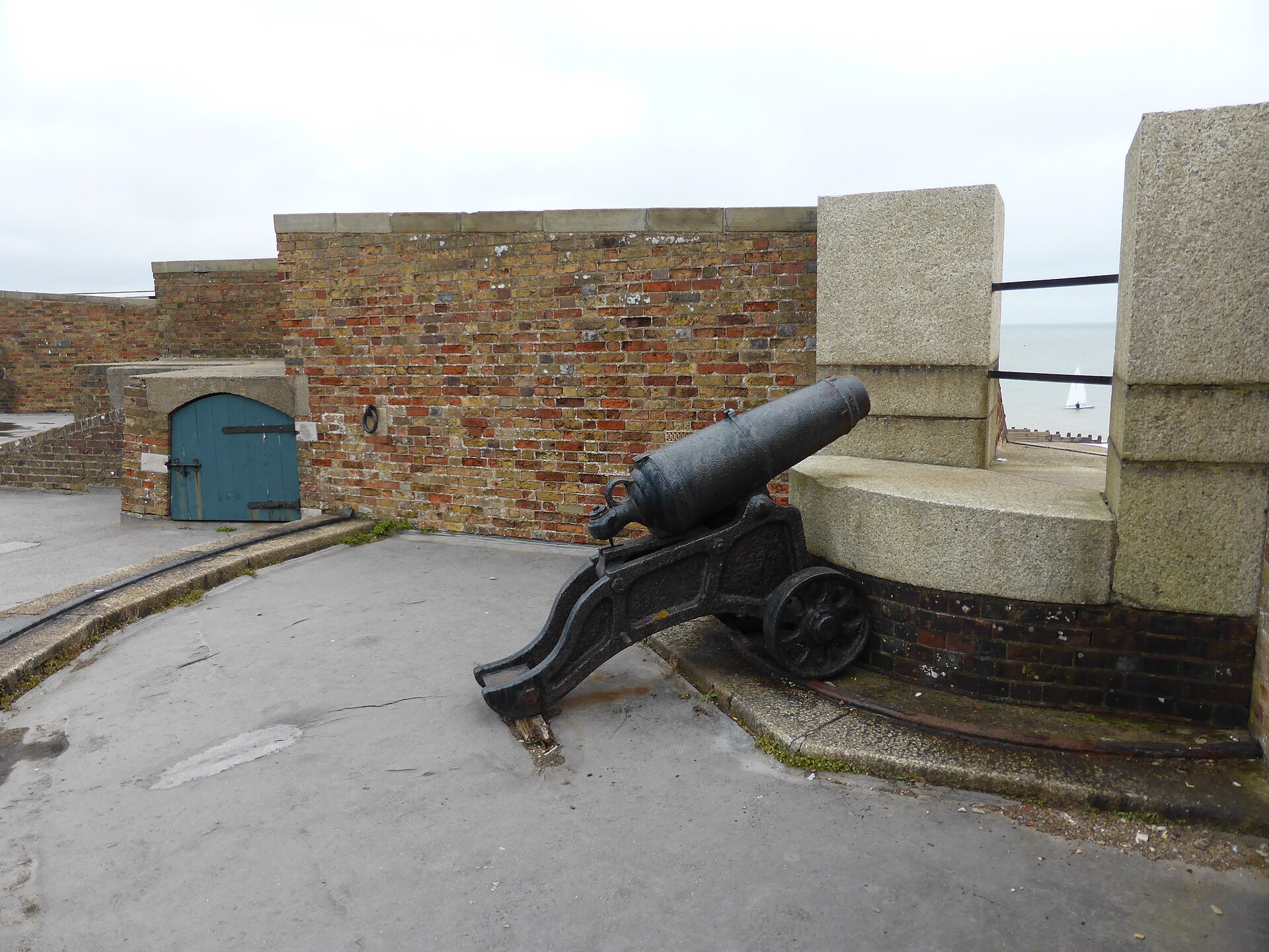 Historische Kanone auf einer Festungsanlage