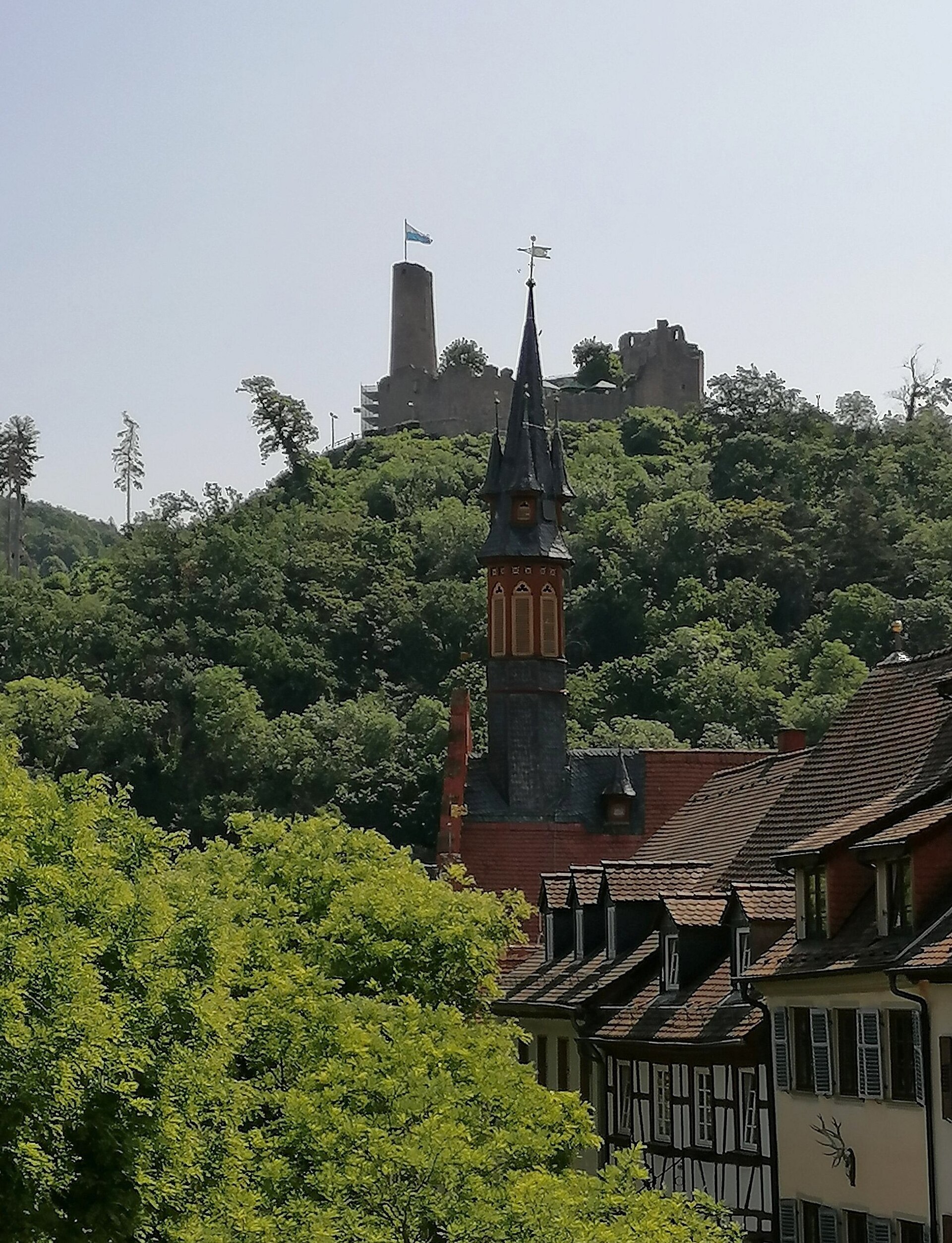 Marktplatz Weinheim mit Altem Rathaus und Blick zur Burg Windeck